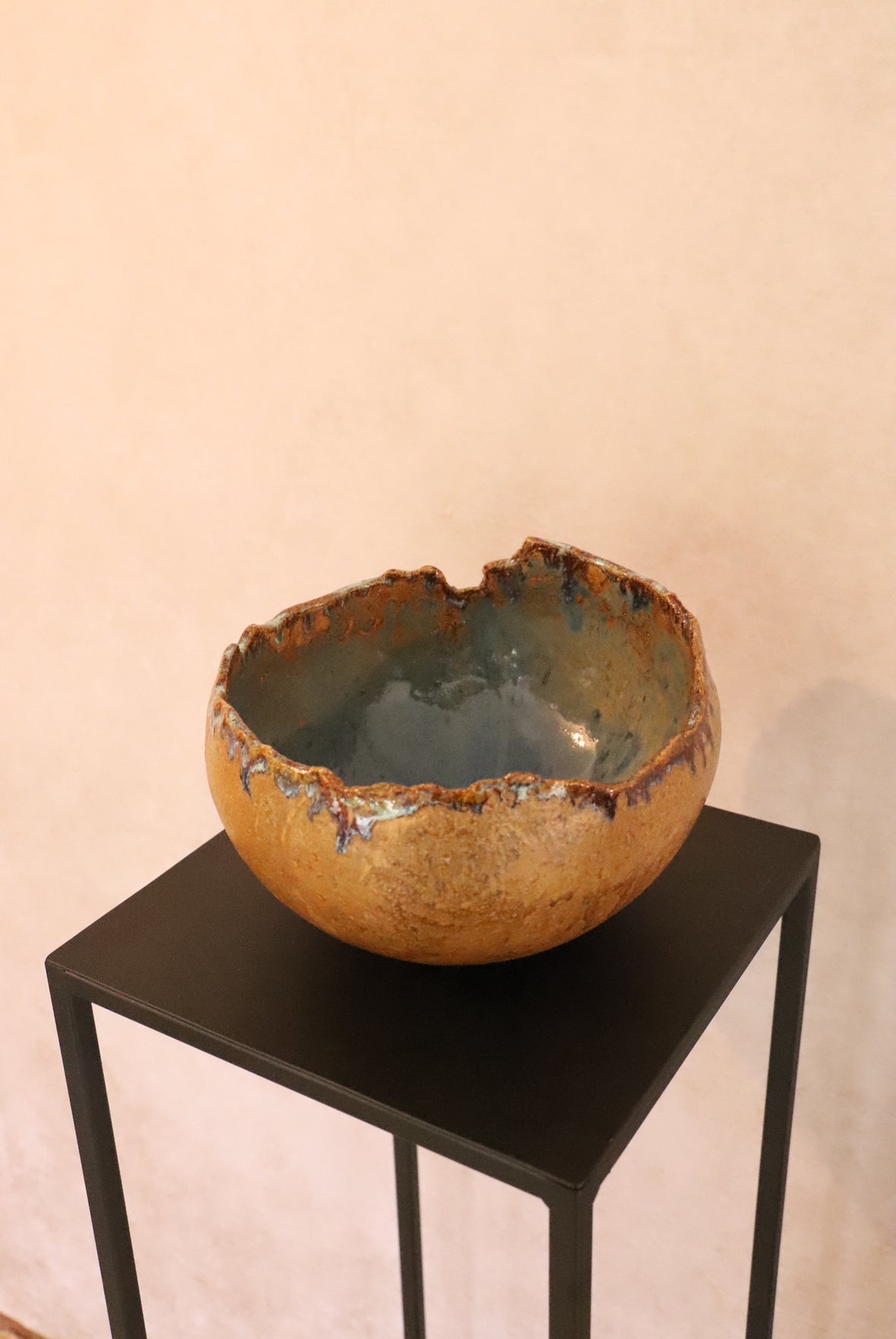 Fuente cerámica ocre-azul